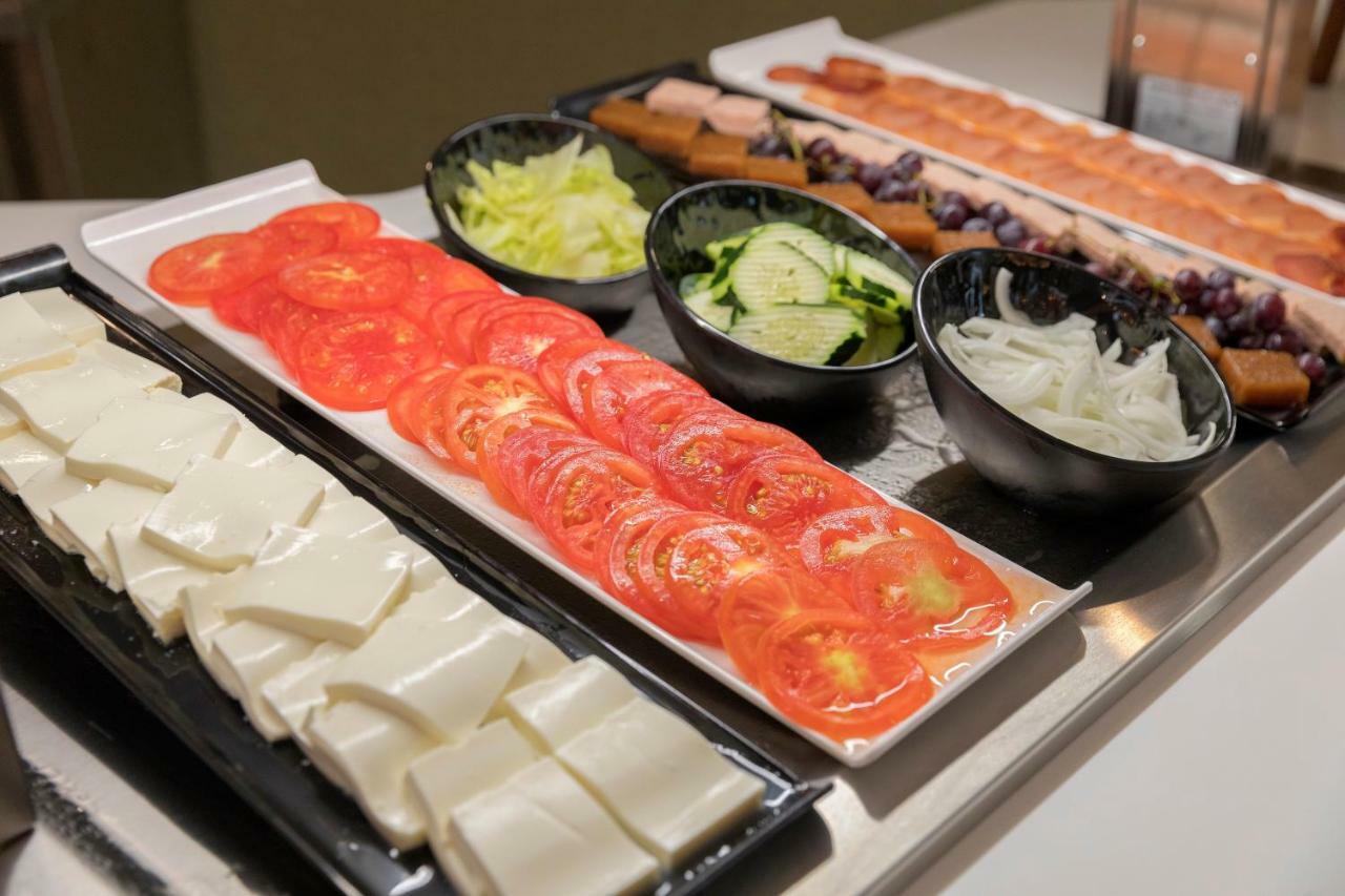 Hm Ayron Park - Adults Only Hotel Playa de Palma  Bagian luar foto A selection of cheese and vegetables