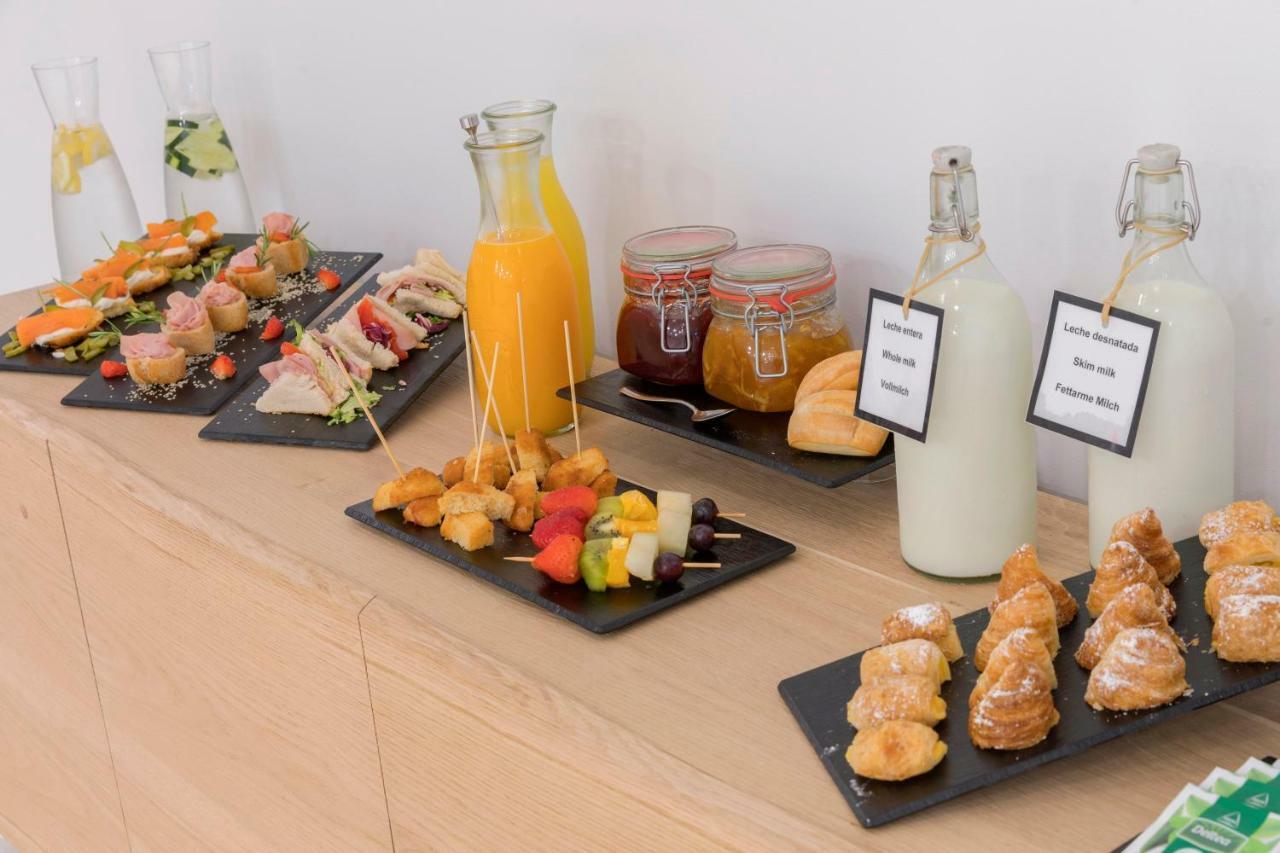 Hm Ayron Park - Adults Only Hotel Playa de Palma  Bagian luar foto A continental breakfast
